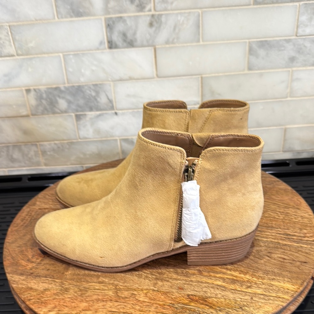 Zodiac Val Western Tan Ankle Boots NWOT